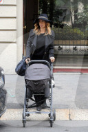 PEOPLE - Elisabetta Canalis mit Klein Skyler Eva am Bummeln in Mailand