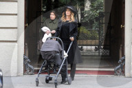 PEOPLE - Elisabetta Canalis mit Klein Skyler Eva am Bummeln in Mailand