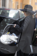 PEOPLE - Elisabetta Canalis mit Klein Skyler Eva am Bummeln in Mailand
