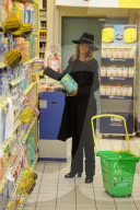 PEOPLE - Elisabetta Canalis mit Klein Skyler Eva am Bummeln in Mailand