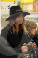 PEOPLE - Elisabetta Canalis mit Klein Skyler Eva am Bummeln in Mailand