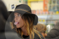 PEOPLE - Elisabetta Canalis mit Klein Skyler Eva am Bummeln in Mailand