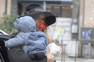 PEOPLE - Elisabetta Canalis mit Klein Skyler Eva am Bummeln in Mailand