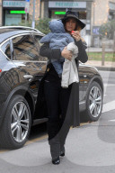 PEOPLE - Elisabetta Canalis mit Klein Skyler Eva am Bummeln in Mailand