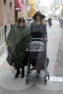 PEOPLE - Elisabetta Canalis mit Klein Skyler Eva am Bummeln in Mailand