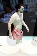 PEOPLE - Kit Harington zeigt seine Muskeln in Rio