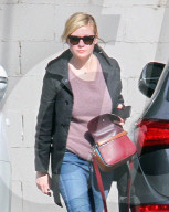 PEOPLE - Kirsten Dunst gönnt sich eine Pedicure