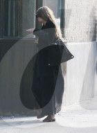 PEOPLE - Ashley Olsen rauchend unterwegs