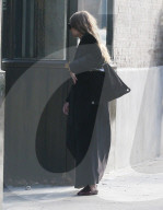 PEOPLE - Ashley Olsen rauchend unterwegs