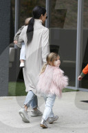 PEOPLE - Pretty in Pink: Kourtney Kardashians Tochter Penelope im Flauschmantel