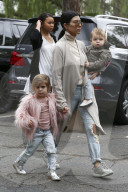 PEOPLE - Pretty in Pink: Kourtney Kardashians Tochter Penelope im Flauschmantel