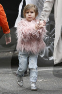 PEOPLE - Pretty in Pink: Kourtney Kardashians Tochter Penelope im Flauschmantel