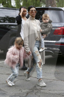 PEOPLE - Pretty in Pink: Kourtney Kardashians Tochter Penelope im Flauschmantel