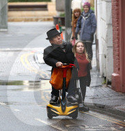 PEOPLE - Warwick Davis mit dem Segway unterwegs in Bristol