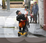 PEOPLE - Warwick Davis mit dem Segway unterwegs in Bristol