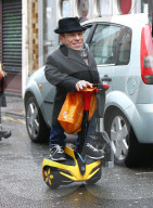 PEOPLE - Warwick Davis mit dem Segway unterwegs in Bristol