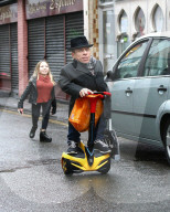 PEOPLE - Warwick Davis mit dem Segway unterwegs in Bristol