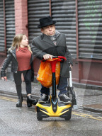 PEOPLE - Warwick Davis mit dem Segway unterwegs in Bristol