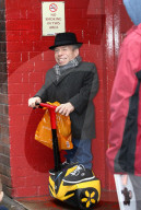 PEOPLE - Warwick Davis mit dem Segway unterwegs in Bristol