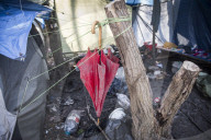 NEWS - Schlamm im Flüchtlingslager von Dunkerque