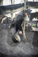 NEWS - Schlamm im Flüchtlingslager von Dunkerque