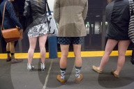 FEATURE - Pendler zelebrieren den welteweiten "Ohne Hosen"-Tag in der U-Bahn