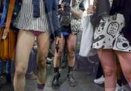 FEATURE - Pendler zelebrieren den welteweiten "Ohne Hosen"-Tag in der U-Bahn