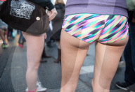 FEATURE - Pendler zelebrieren den welteweiten "Ohne Hosen"-Tag in der U-Bahn