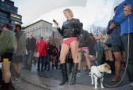 FEATURE - Pendler zelebrieren den welteweiten "Ohne Hosen"-Tag in der U-Bahn
