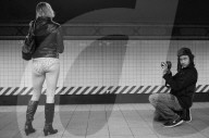 FEATURE - Pendler zelebrieren den welteweiten "Ohne Hosen"-Tag in der U-Bahn