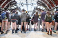 FEATURE - Pendler zelebrieren den welteweiten "Ohne Hosen"-Tag in der U-Bahn