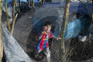 NEWS - Schlamm und Kälte im französischen Flüchtlingslager