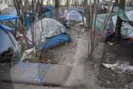 NEWS - Schlamm und Kälte im französischen Flüchtlingslager