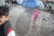 NEWS - Schlamm und Kälte im französischen Flüchtlingslager