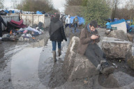 NEWS - Schlamm und Kälte im französischen Flüchtlingslager