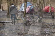 NEWS - Schlamm und Kälte im französischen Flüchtlingslager