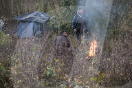 NEWS - Schlamm und Kälte im französischen Flüchtlingslager
