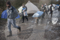 NEWS - Schlamm und Kälte im französischen Flüchtlingslager