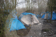 NEWS - Schlamm und Kälte im französischen Flüchtlingslager