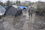 NEWS - Schlamm und Kälte im französischen Flüchtlingslager