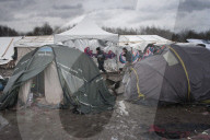NEWS - Schlamm und Kälte im französischen Flüchtlingslager