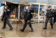 NEWS - Calais: Beheizte Container für die Flüchtlinge