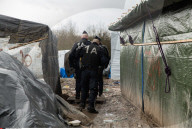 NEWS - Calais: Beheizte Container für die Flüchtlinge