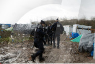 NEWS - Calais: Beheizte Container für die Flüchtlinge