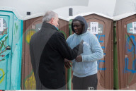 NEWS - Calais: Beheizte Container für die Flüchtlinge
