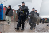 NEWS - Calais: Beheizte Container für die Flüchtlinge