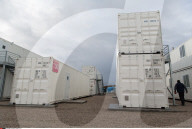 NEWS - Calais: Beheizte Container für die Flüchtlinge