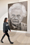 FEATURE - "Champagne Life" in der Saatchi Gallery London