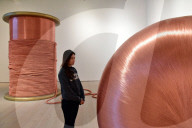 FEATURE - "Champagne Life" in der Saatchi Gallery London