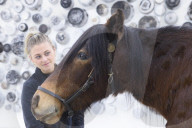 FEATURE - "Champagne Life" in der Saatchi Gallery London